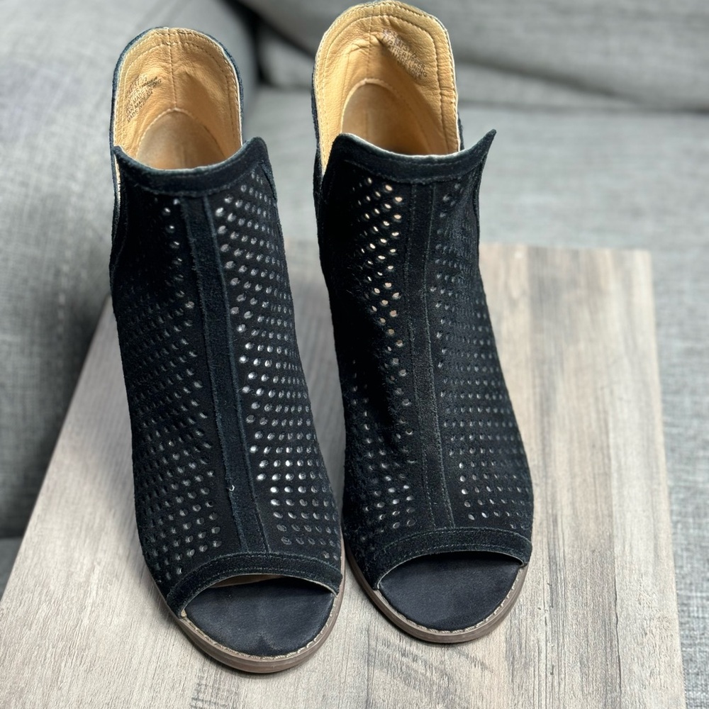 Lucky Brand Larise Suede Heel Woman’s Size 7.5M Block Heel Black  Side Slit